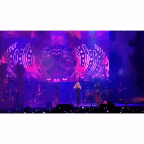 Los show de la cantante se distinguen por tener un toque de folklor y mucho dinamismo, empezando por su forma de bailar.