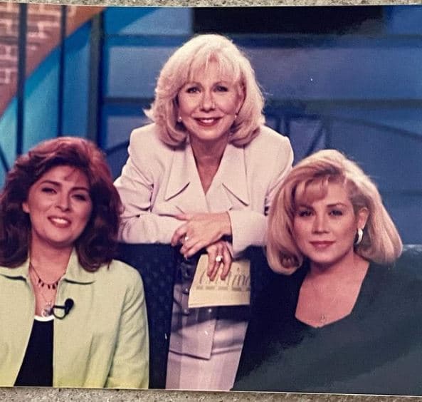 Aquí la vemos junto a su hermana Gaby y Cristina Saralegui, ¡cómo han pasado los años desde entonces!
