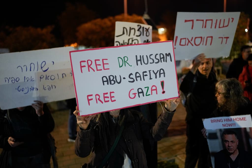 La historia de Hussam Abu Safiya, el médico palestino detenido por Israel desde hace 18 meses y que asegura que su vida está en peligro