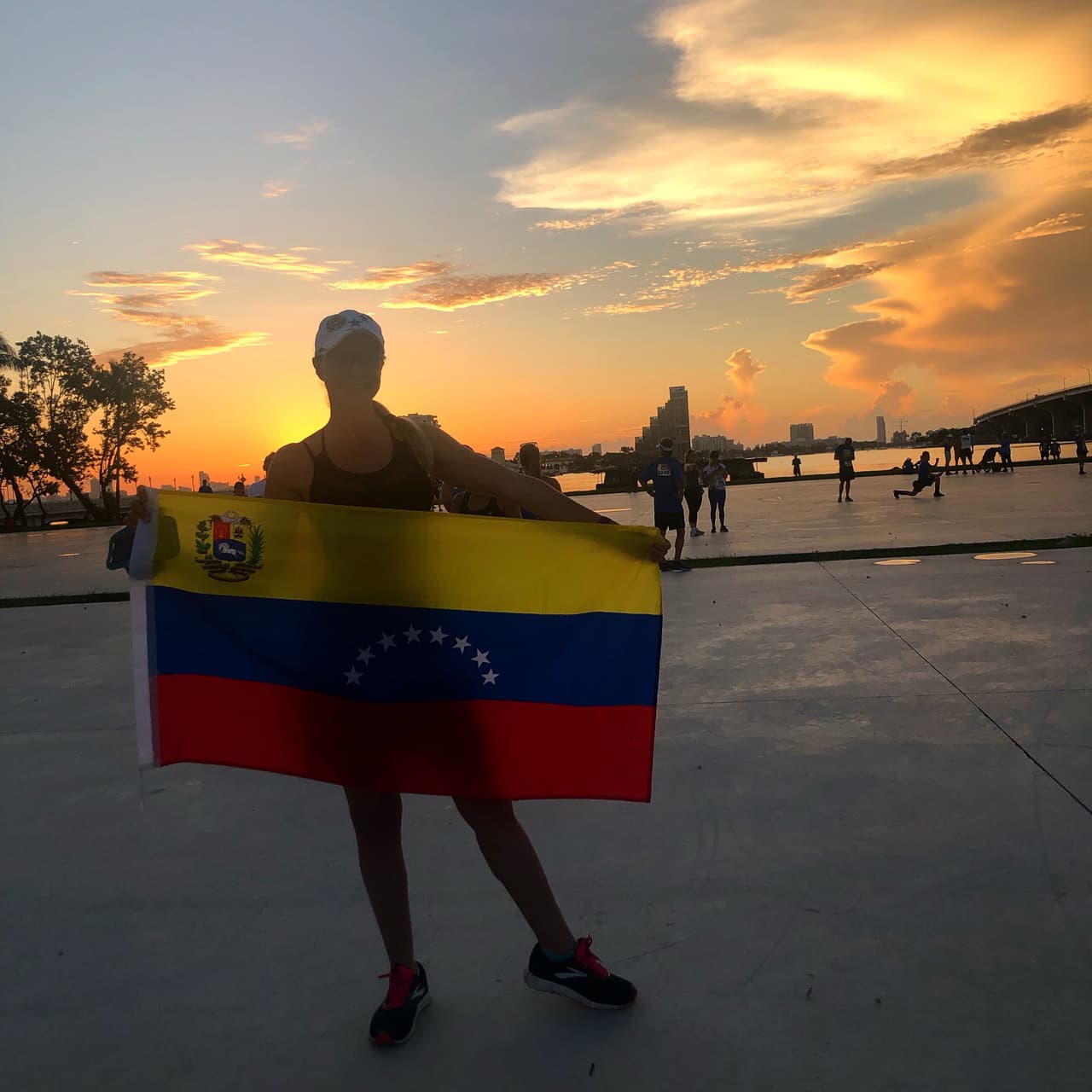 Desde la madrugada de este domingo comenzaron a llegar los participantes al Downtown de Miami, con su bandera en mano.