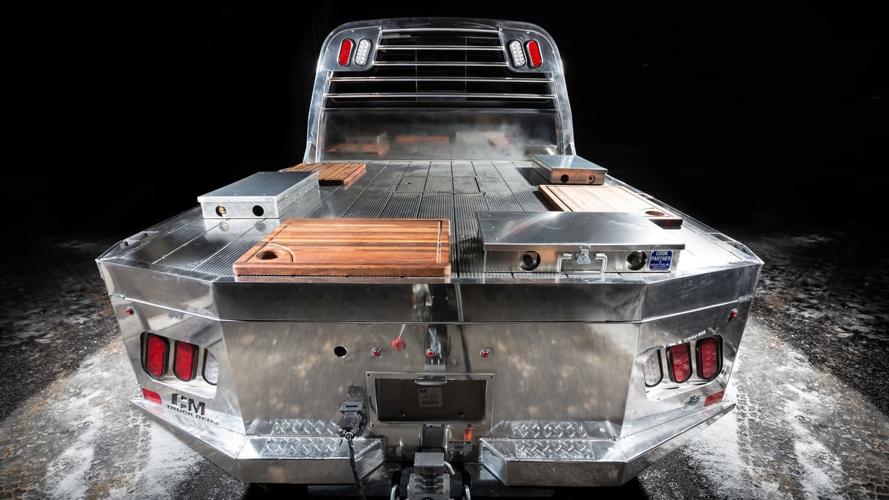 La estufa de doble quemador de aluminio Partner Steel y la tabla de cortar marca Churrasco, hecha de madera brasileña, son parte de los accesorios de la Nissan 'Smokin' Titan. Cuando no está en uso, todo el remolque se puede asegurar con una cubierta de acero Diamondback.