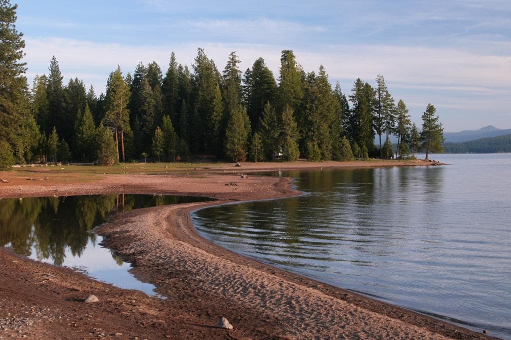 <b>Lake Almanor</b> — 187 millas, 3:40 horas
<br>
<br>Este lago tiene
<a href="https://www.lakealmanorarea.com/" target="_blank">52 millas de costa</a>, dos accesos para barcos y tres marinas que rentan y ofrecen servicio a barcos. Visitantes pueden escoger de cientos de lugares para acampar o estacionar un vehículo recreacional.