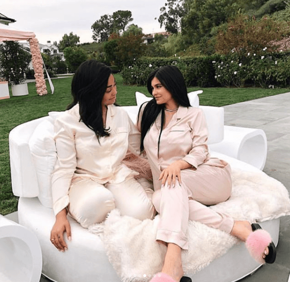 Kylie estaba en compañía de una de sus mejores amigas: Jordy Woods, quien también estuvo presente en el 'baby shower' de la empresaria.
