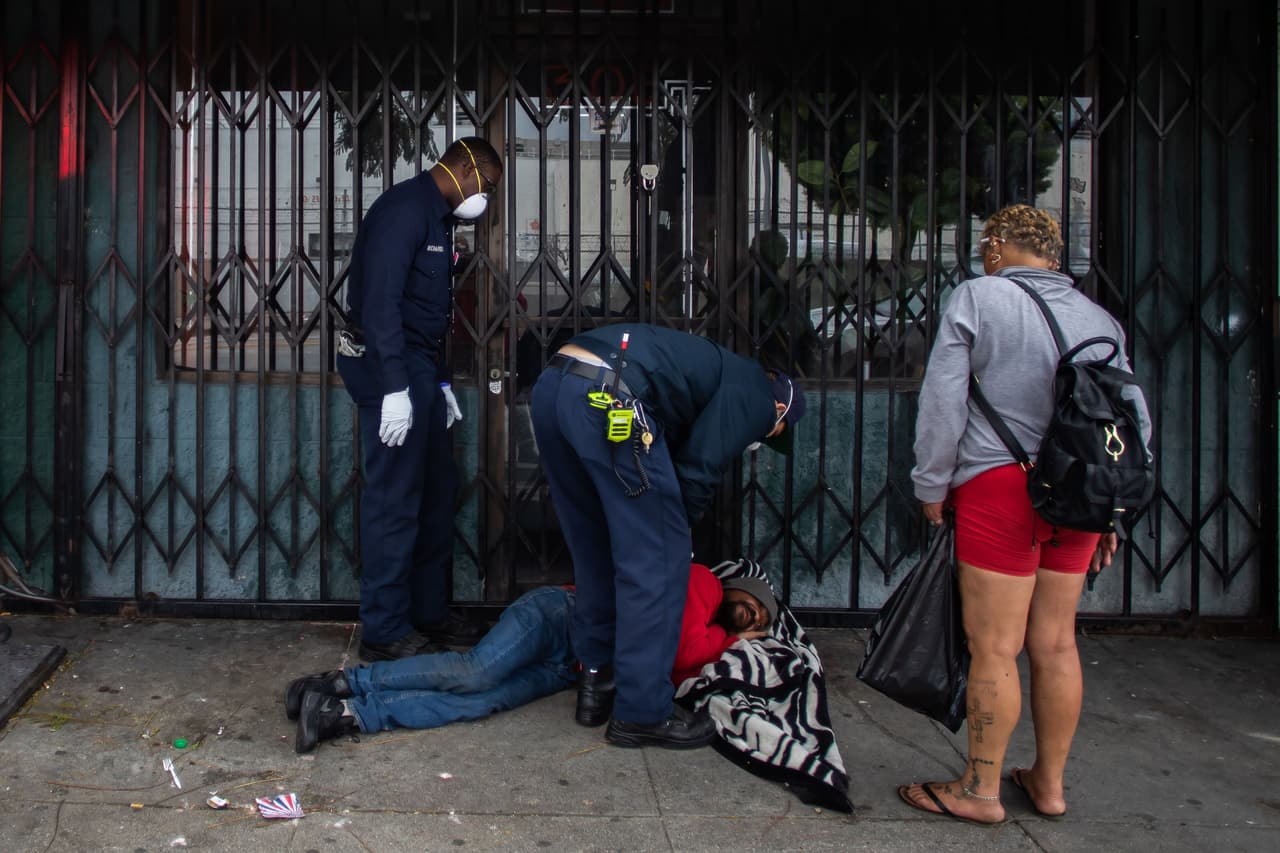 El gobierno monitorea de cerca los brotes que están afectado a los asilos de ancianos a lo largo y ancho del estado. Por otro lado, el gobernador Gavin Newsom explicó que a la fecha 
<a href="http://uni.vi/3Awq102dP0B" target="_blank">más de 4,000 indigentes han sido llevados de albergues a habitaciones de hotel</a>, debido a los temores de que la pandemia de covid-19 pueda arrasar con los 150,000 desamparados de California.