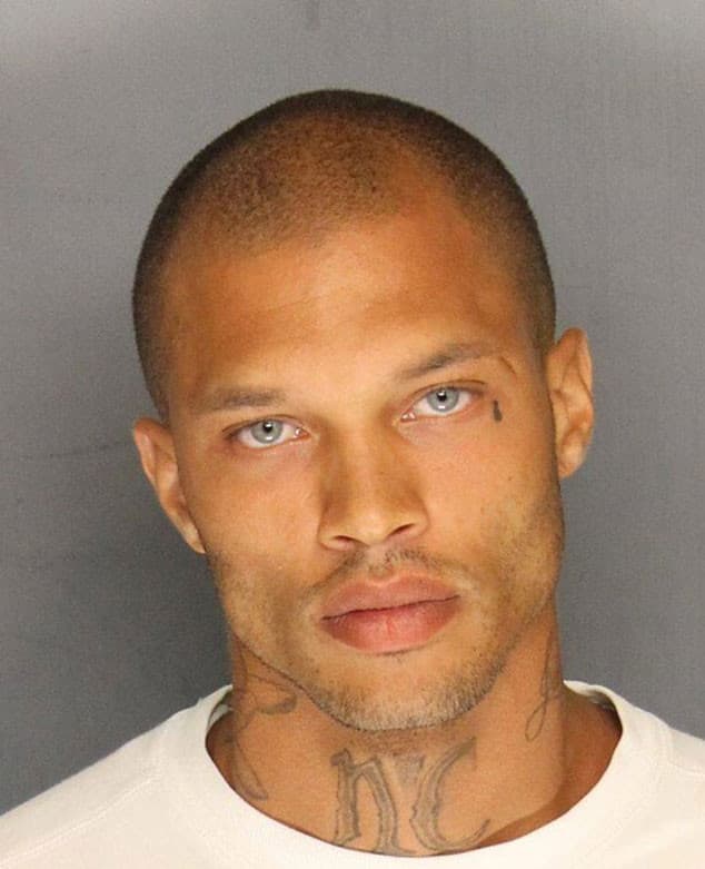 Él es Jeremy Meeks, cuya foto policial se volvió una sensación en 2014.