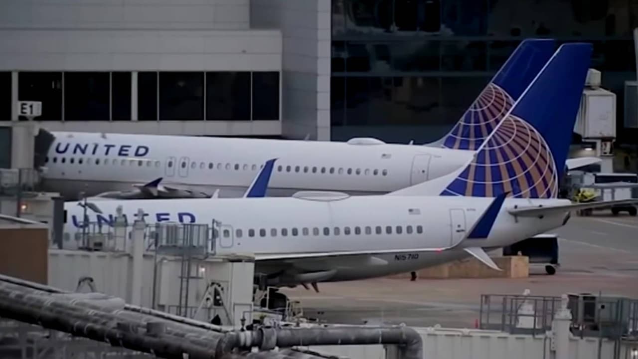 Detienen a hombre por abordar avión con documento falso en Texas