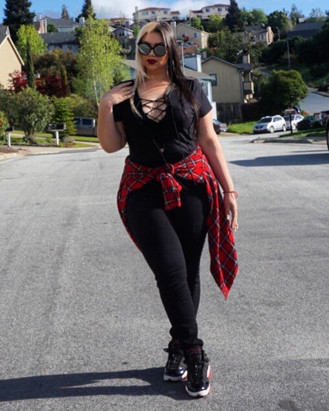 O también aplicando colores neutros conmbinados con una prenda en rojo.