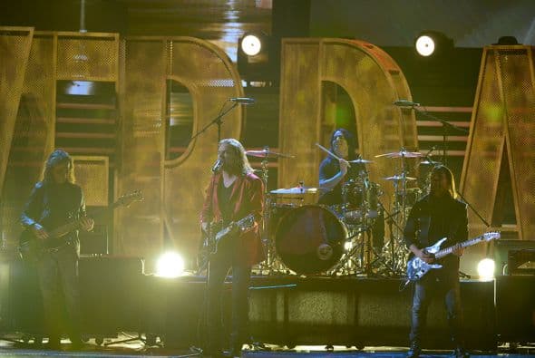 Esta canción Maná la canta junto con Shakira.