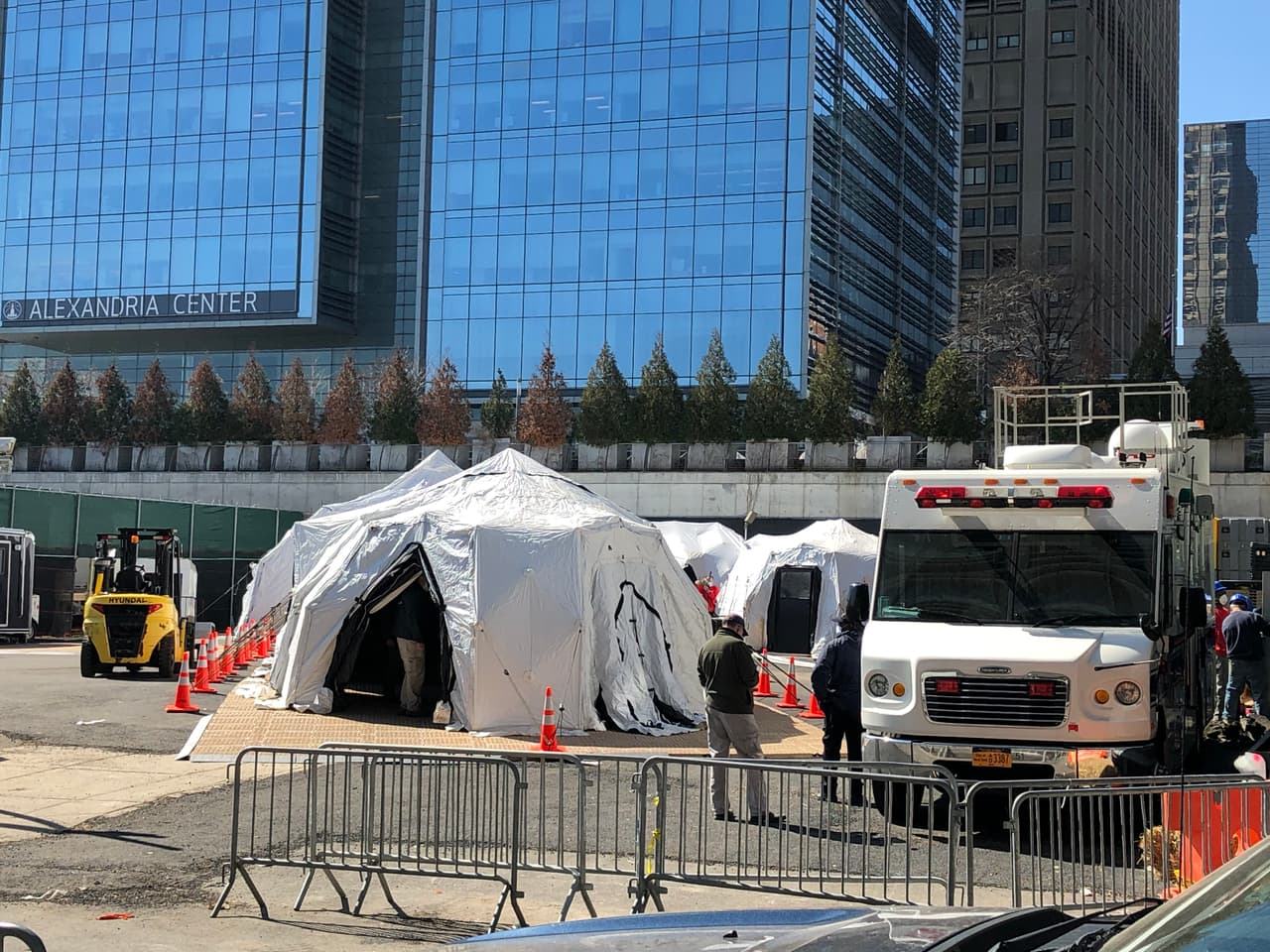 El gobernador Andrew Cuomo dijo que el número de muertos puede aumentar en los próximos días, y que la capacidad de los hospitales se agota, por eso pidió a las personas que permanecieran en casa para salvar vidas.