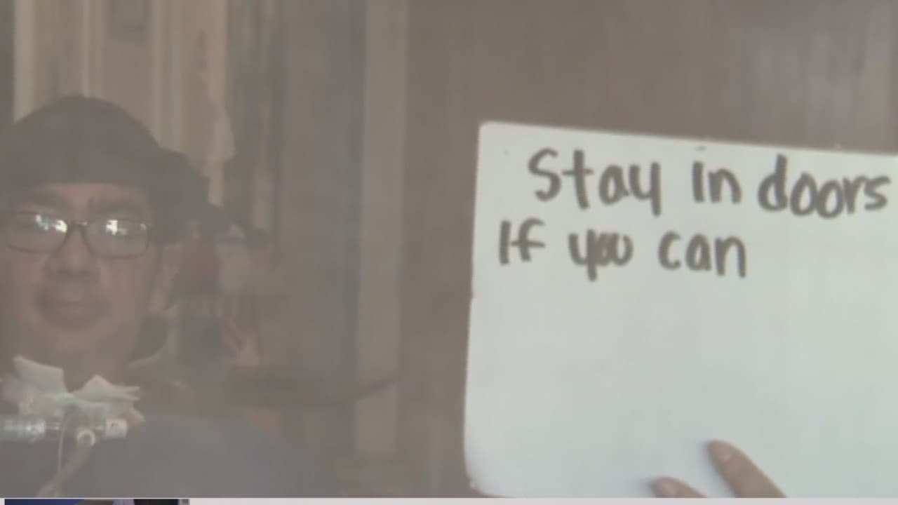 Solo a través de la ventana del asilo: así son las visitas en tiempos de coronavirus en California