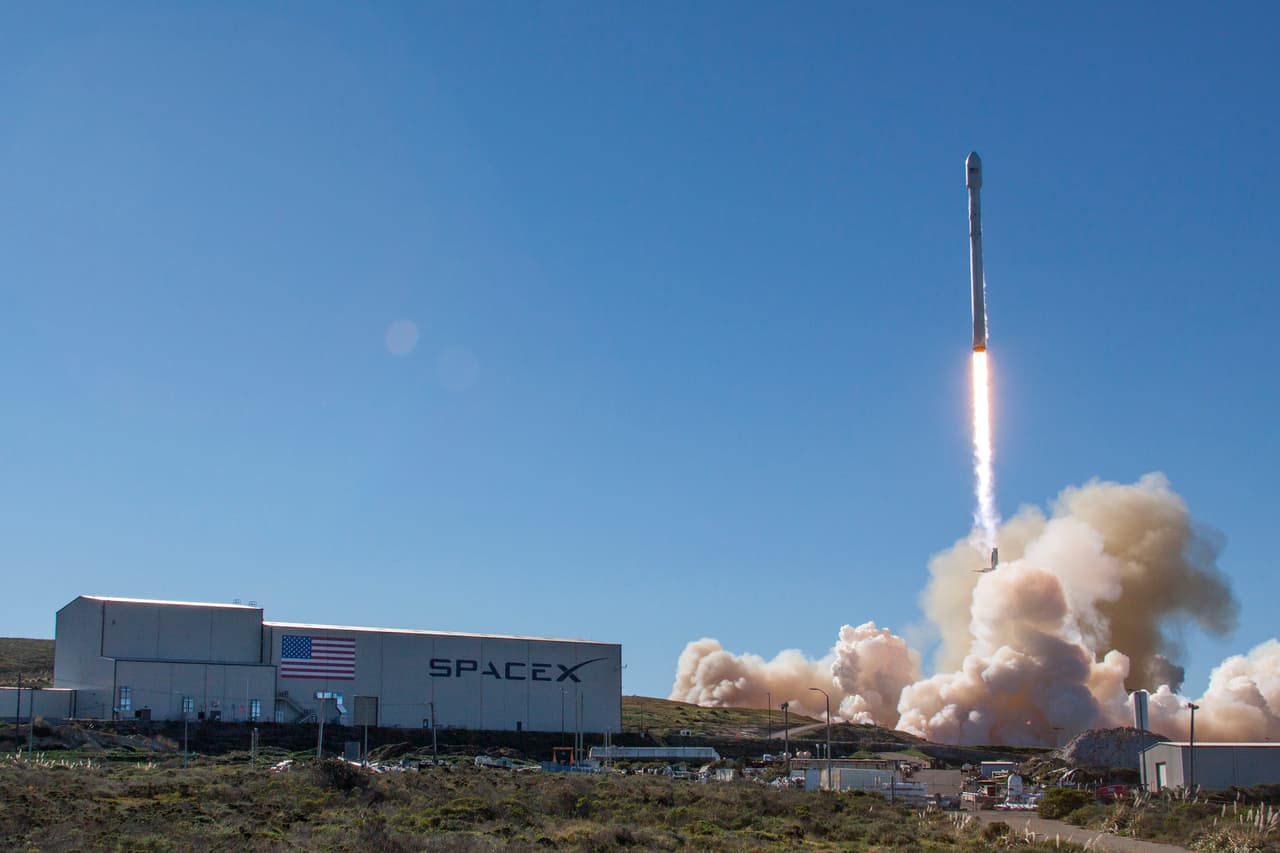 Lanzamiento de un cohete espacial de la serie Falcon 9 el 14 de enero de 2017.