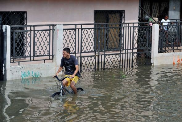 "Se espera que las lluvias se reduzcan en la zona Caribe a mediados de noviembre y se intensifiquen en la región andina", dijo Lozano a la prensa.