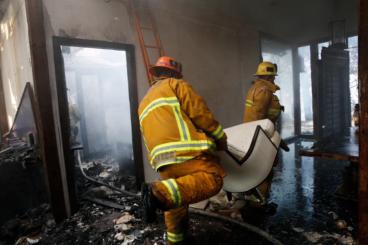 Algunas pertenencias sobrevivieron al fuego que devastó esta mansión en Bel-Air.