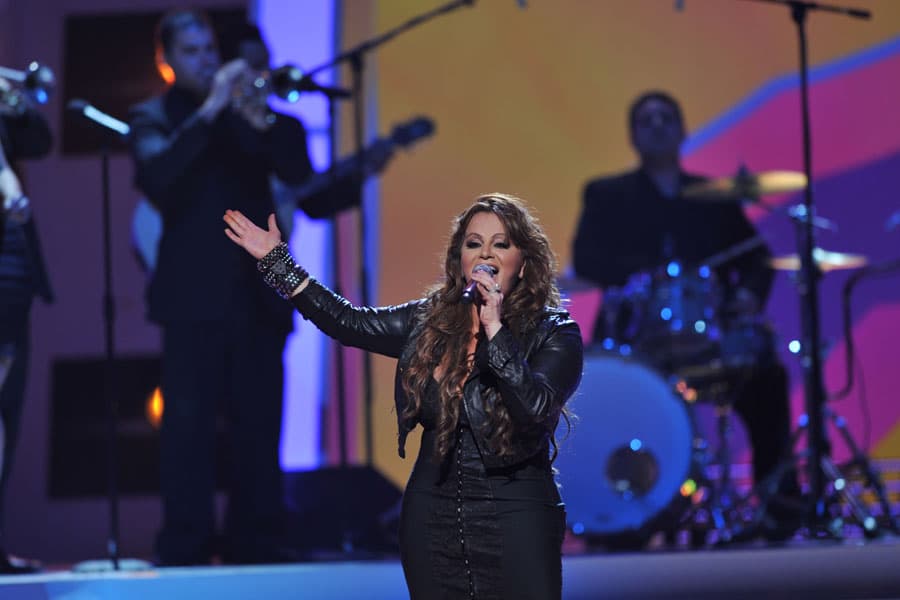 <b>2011</b>
<br>El último año que vimos a Jenni Rivera en el escenario de Premio Lo Nuestro. En esa entrega, Jenni interpretó el tema principal de la telenovela Eva Luna, 'Él', que era todo un éxito.