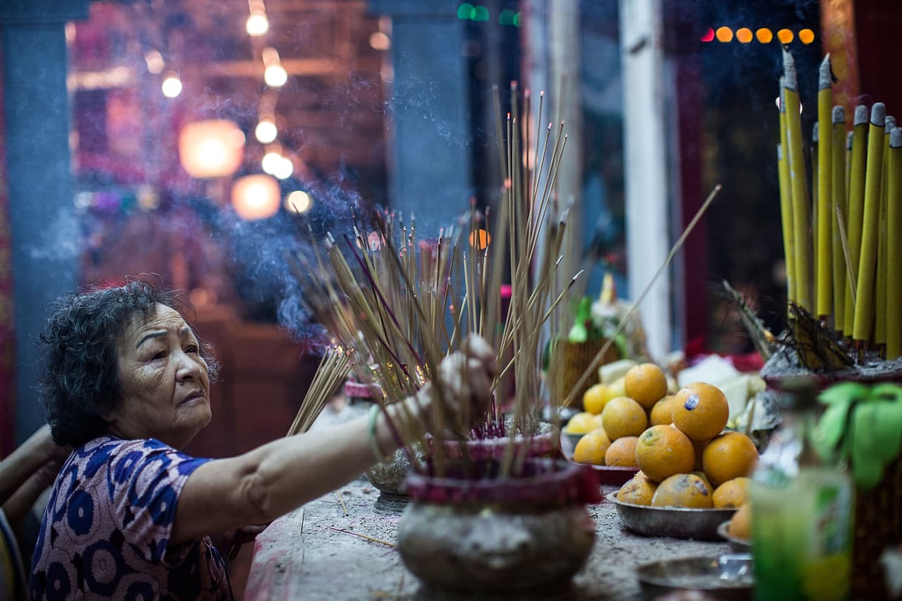 <b>‘Festival del los fantasmas hambrientos‘</b>
<br>
<br>No coincide con la fecha cristiana ya que es una celebración que va con el calendario chino, cuando se cree que los espíritus regresan. 
<br>
<br>El ‘Teng Chieh’ se celebra en distintas regiones de Asia y guarda muchas similitudes con la costumbre occidental. Se hacen ofrendas, se visitan los templos budistas, se hacen barcos de papel que simbolizan el viaje de los seres queridos y se queman figurillas de papel en las hogueras para representar la liberación de sus almas. 
<br>