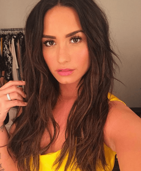 El cambio en la coloración del pelo de Lovato llega justo un mes después de que la cantante revelara que recayó en el alcoholismo luego de seis años de sobriedad, según informó el portal de la revista Hola! USA.