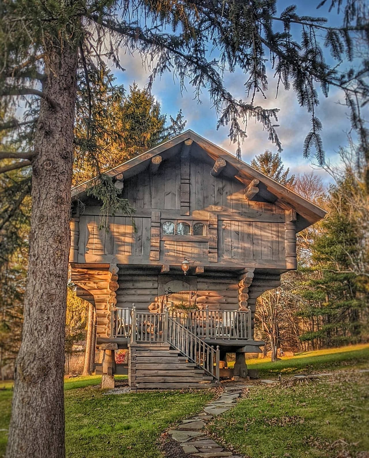 <b><a href="https://www.raystown.org/things-to-do/raystown-lake-visitor-center" target="_blank">Raystown Lake Recreation Area</a></b>: El área de recreación del lago Raystown ofrece una variedad de opciones de alojamiento, que incluyen casas de vacaciones, casas flotantes, bed and breakfast, cabañas y complejos turísticos. Sin embargo, algunas de las mejores experiencias se pueden obtener en los campamentos íntimos y protegidos por árboles de la zona, que ofrecen un acceso cercano a senderos y actividades en el lago.