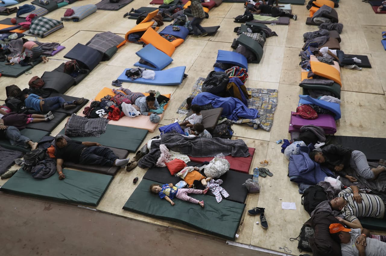 <b>En refugios por tiempo indefinido.</b> El Departamento de Seguridad Nacional de EEUU informó que está preparado para que los solicitantes de asilo en la frontera sur se presenten en un cruce fronterizo oficial. Algunos cálculos indican que los migrantes deberán aguardar semanas en refugios o en campamentos al aire libre antes de lograr una entrevista con autoridades de EEUU.