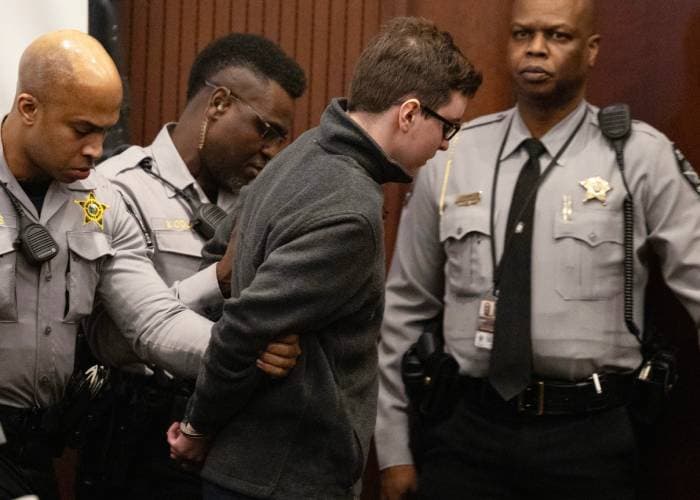 Austin David Thompson fue escoltado, esposado, tras escuchar la sentencia.