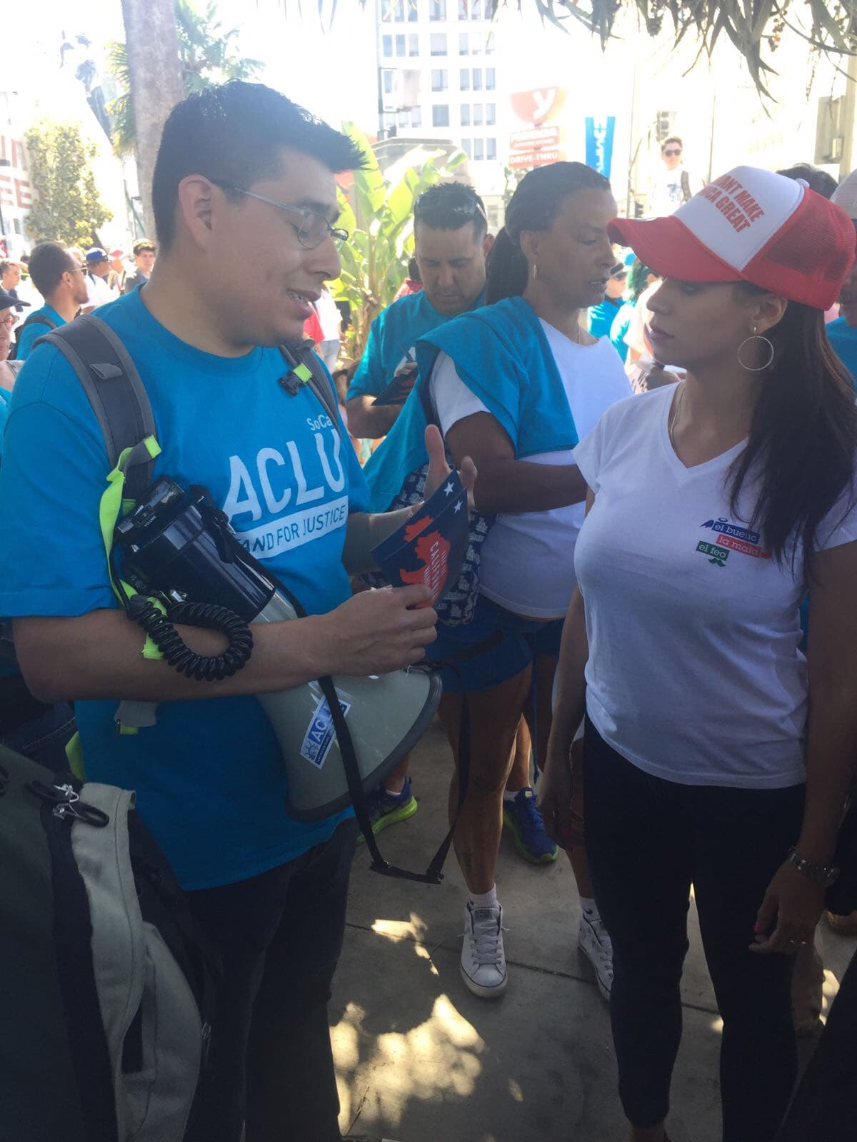 Carla Medrano compartiendo con los trabajadores y comunidad inmigrante en la ciudad de Los Ángeles.