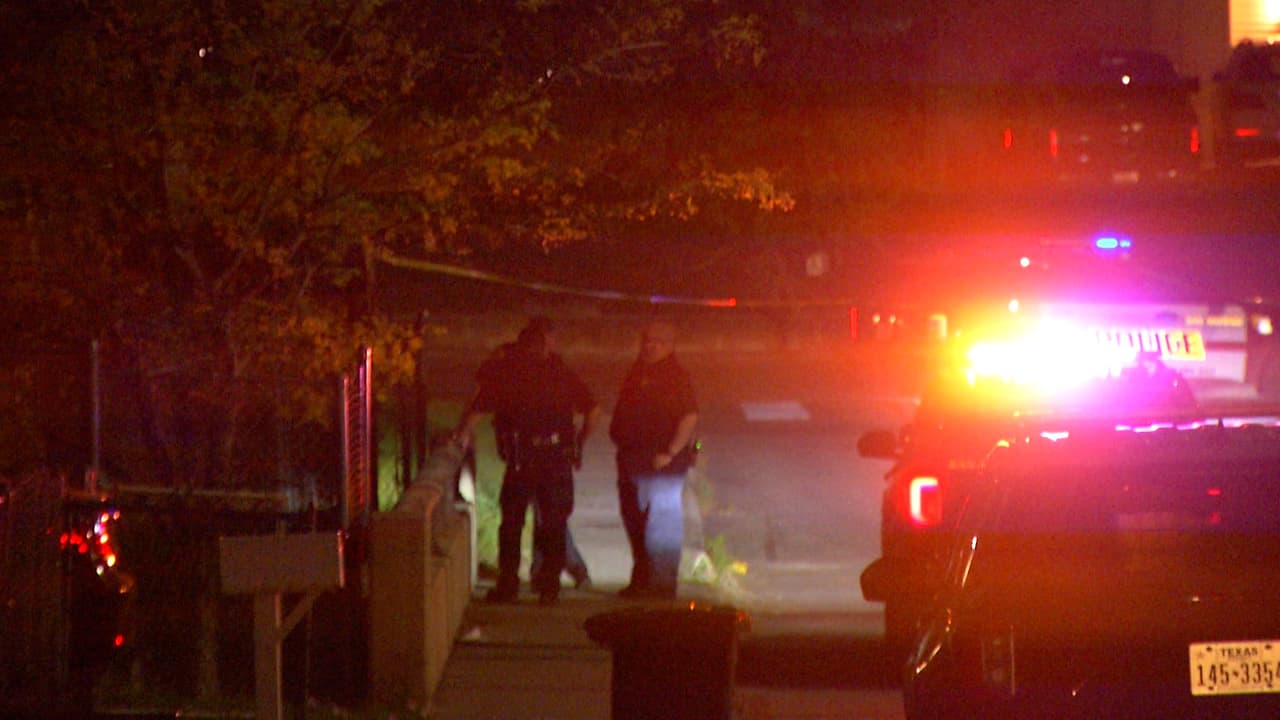 Una 
<b><a href="https://www.univision.com/local/san-antonio-kwex/adolescente-desaparecida-sin-vida-puente-arroyo-walzem-san-antonio-texas" target="_blank">adolescente de 17 años fue hallada sin vida</a> y desnuda bajo un puente</b>, luego de que 
<b>saliera a caminar con un amigo de su vecindario</b>, al noroeste de San Antonio.