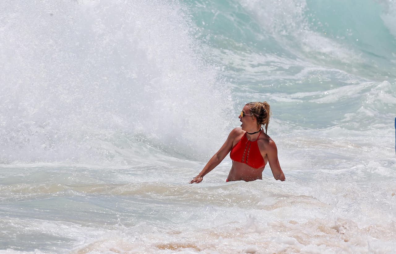 Con la cuenta llena en el banco, la señora Britney solo tiene que preocuparse por ahora de las olas del mar.