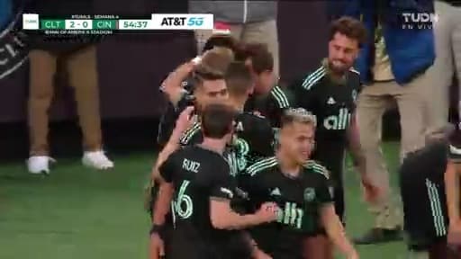 ¡Golazo y cañonazo de Charlotte! Świderski le pega perfecto para guardar el 2-0