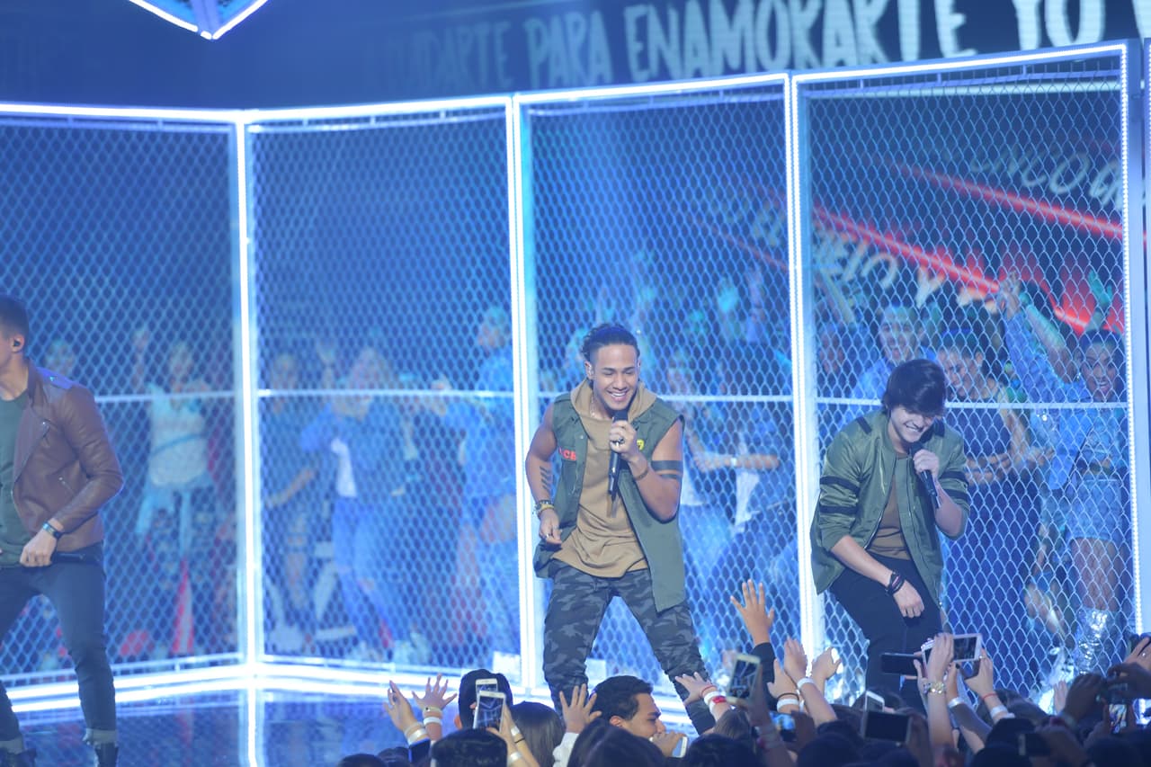 Richard y Christopher de un lado del escenario.