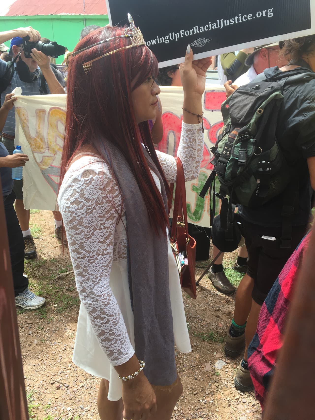 El grupo de 16 personas consiguió cruzar y se entregaron a oficiales de la patrulla fronteriza.