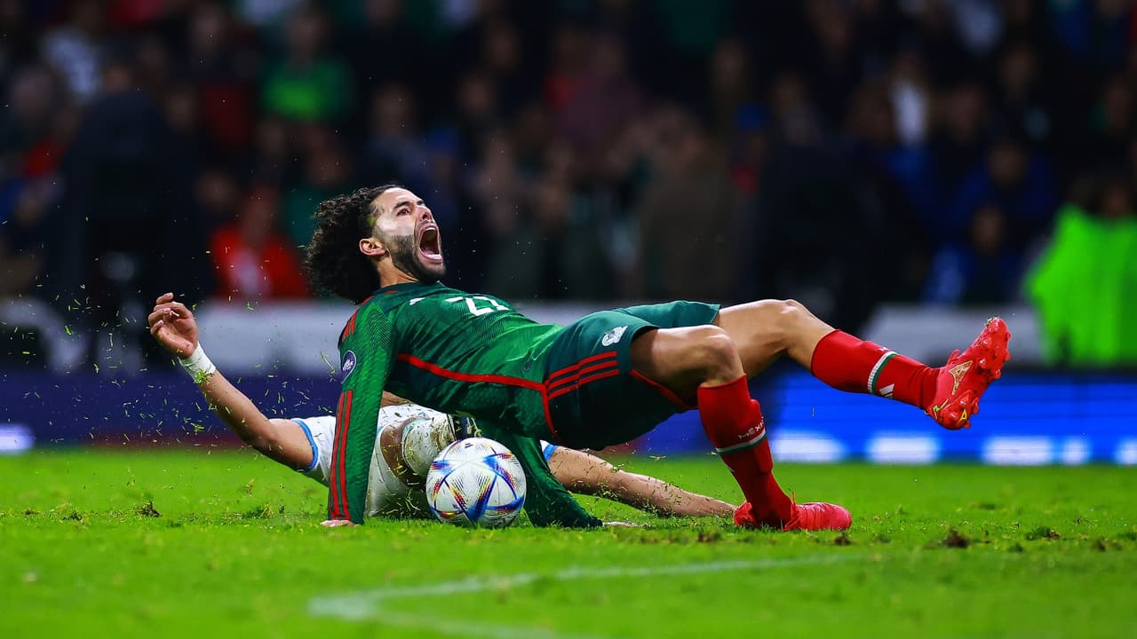 Raúl Jiménez reclamó a Denil Maldonado la falta sobre 'Chino' Huerta