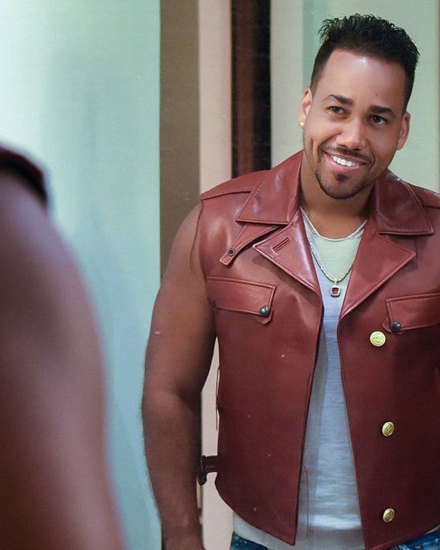 Debe ser cariñosa, tímida y recatada a la vez, aunque eso de recatada sólo en público porque en la intimidad quiere algo más pasional. ¡Es un pillo!