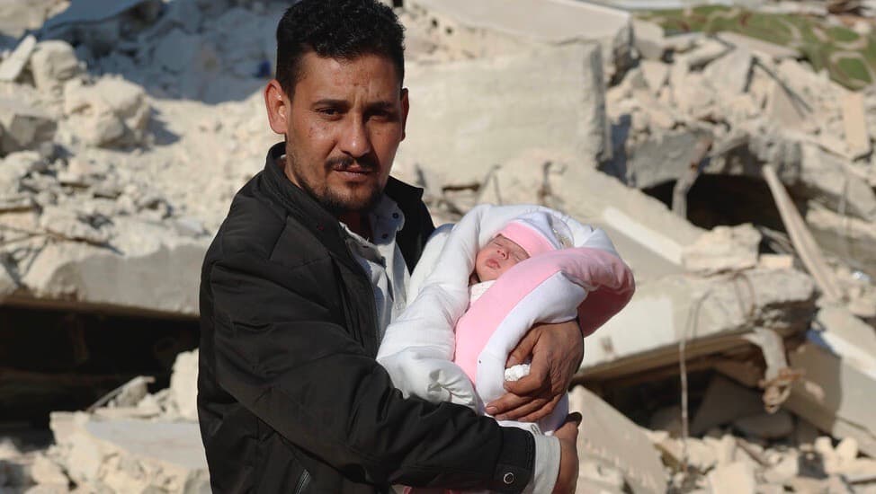 ¿Qué pasó con la recién nacida que encontraron viva bajo los escombros del terremoto en Siria junto a su madre muerta?