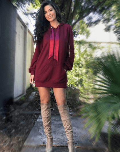 A mediados del mes de diciembre, Ana Patricia posó con este vestido tipo suéter, bromeando en sus redes sociales que debido a sus piernas largas se veía demasiado corto.