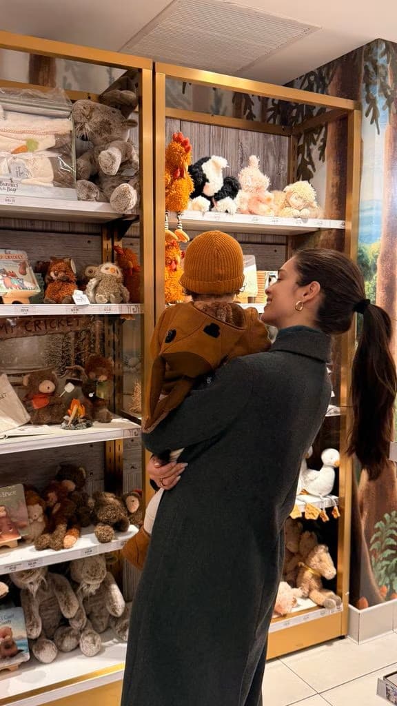 Marco y Nadia Ferreira visitaron una juguetería.