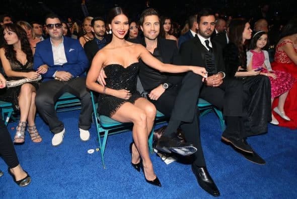 Una vez bajaban del escenario y durante la alfombra verde, se dieron la tarea de abrazarse, tomarse una que otra selfie y echarse uno que otro cuentito. ¡Y lo captamos todo!