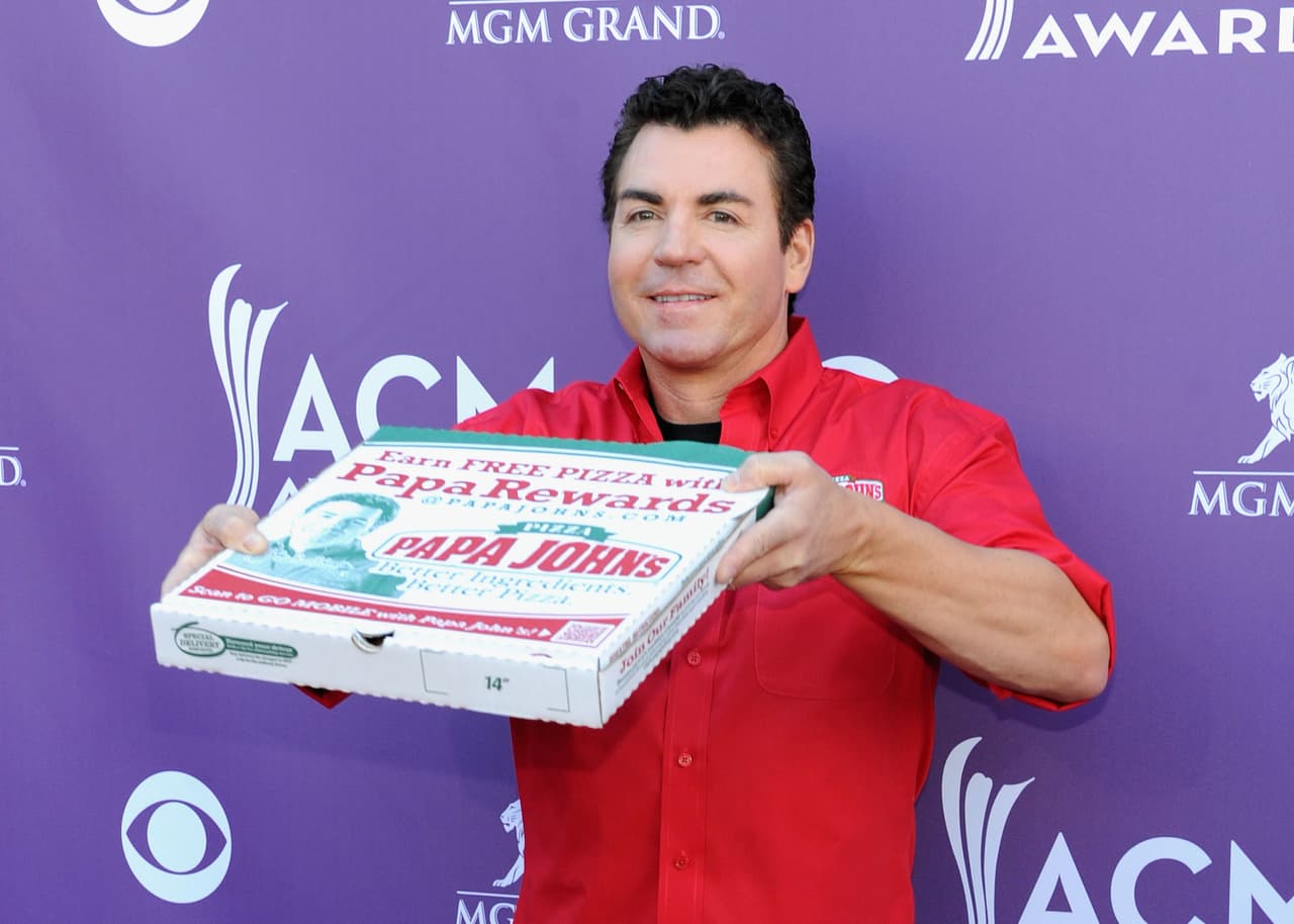 'Papa John' (el fundador) demanda a Papa John's (la pizzería) en medio del escándalo por supuesto racismo