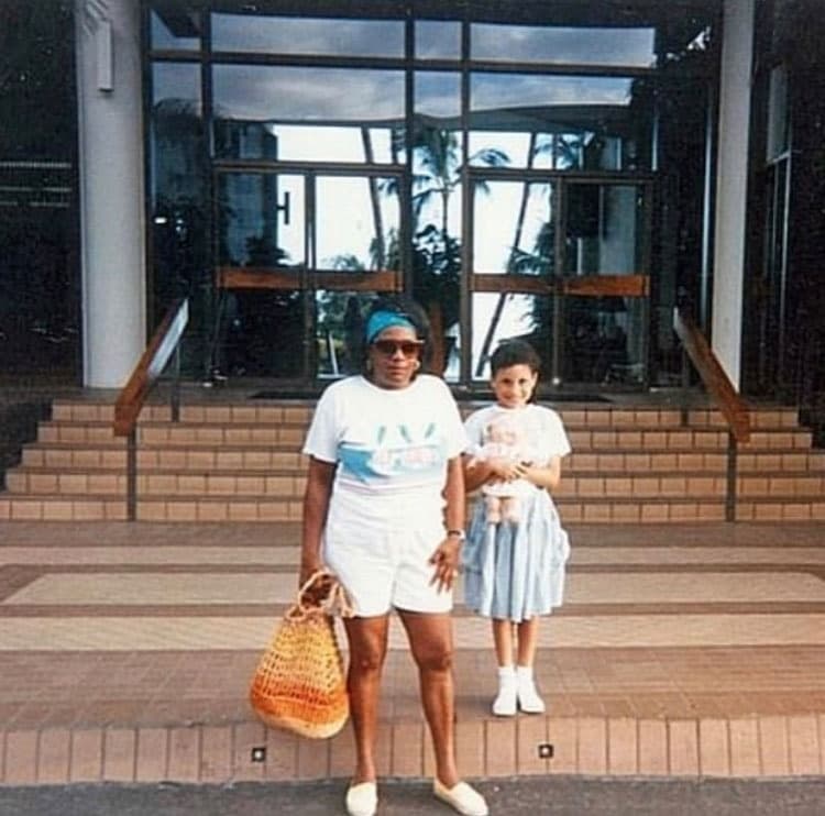 De pequeña se le observa feliz, con ese brillo en la mirada que todavía conserva.