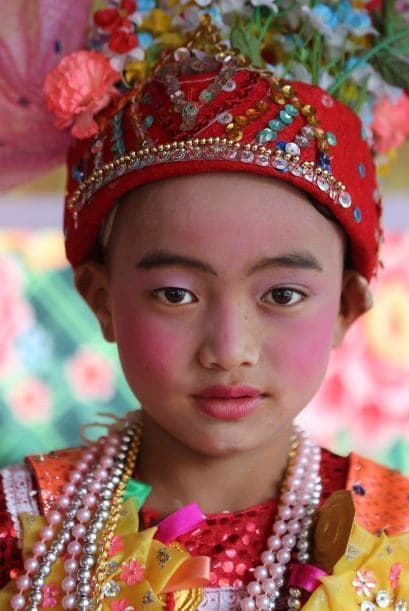 Un niño de Tai Yai posa para un retrato en Mae Hong Son, Tailandia.