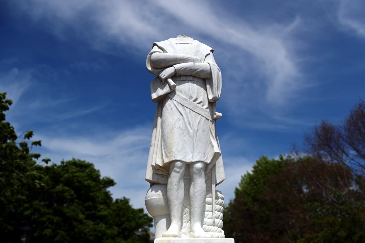 En Boston, Massachusetts, el miércoles 10 de junio apareció decapitada otra estatua de Colón en el North End, un barrio tradicionalmente italiano, de acuerdo con medios locales.
<br>
