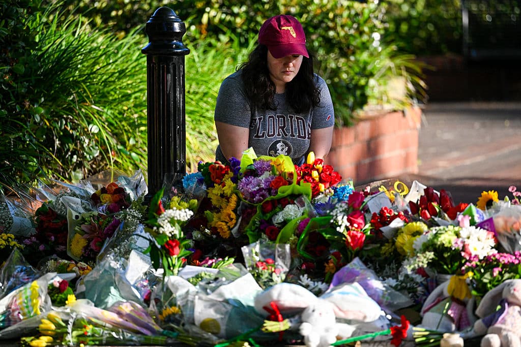 <b>Comunidad deportiva en duelo: </b>Equipos como el de voleibol femenino expresaron su dolor mediante gestos simbólicos, como oraciones en grupo, demostrando que el impacto del tiroteo trasciende las aulas y afecta también a la vida extracurricular.