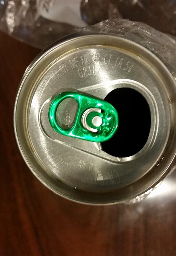 El demandante indica que sufrió una serie de síntomas luego de consumir la cerveza.