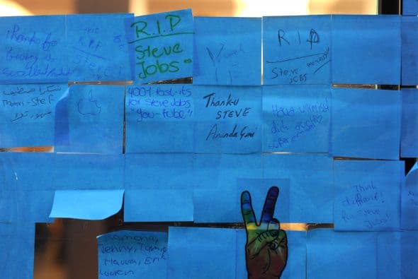 Una empleada de la tienda de la Quinta Avenida de Nueva York dijo a la AFP el martes que las Apple Stores de Estados Unidos cerrarían temporalmente para permitir al personal seguir la ceremonia a través de una teleconferencia.