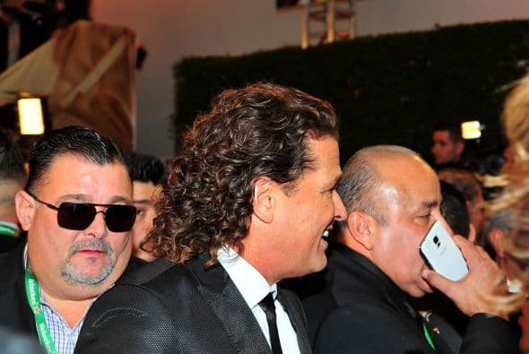 Te llevamos detrás de cámaras y mira todo lo que pasó mientras tus artistas desfilaban por la alfombra verde. 