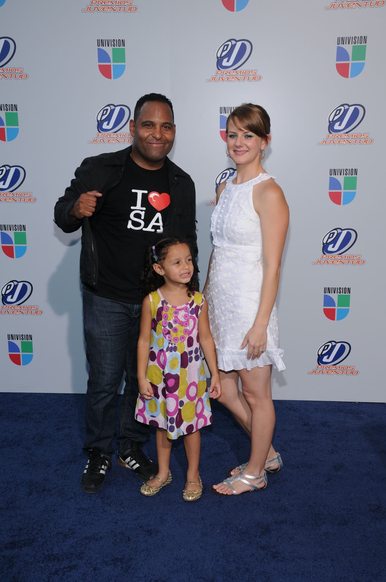 Para 2010 lleg贸 acompa帽ado de su bella familia, 茅l con una playera negra, jeans y tenis negros, su peque帽a con un vestido floreado muy 'cute' y Amy con un vestido blanco.