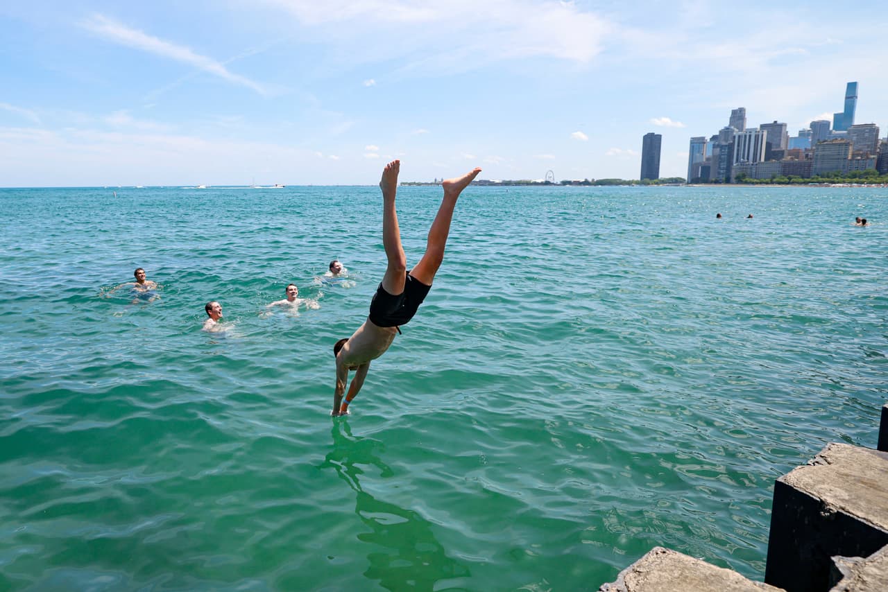 Si llegas a sentirte mal por el calor, puedes acudir a cualquiera de los
<b>21 centros de enfriamiento distribuidos en la ciudad de Chicago</b>. El centro Garfield se encuentra ubicado en 10 S. Kedzie, está abierto las 24 horas del día, los siete días de la semana, y ofrece asistencia para conectar a los residentes con refugios de emergencia.