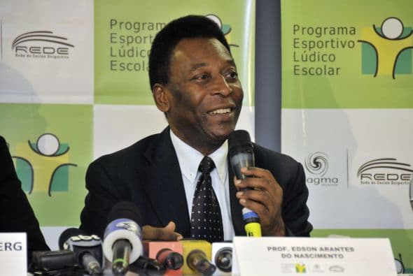 Es considerado el mejor futbolista del mundo además fue elegido el mejor jugador del siglo en una votación hecha por los ganadores del Balón de Oro. Hizo alrededor de 167 goles oficialesl y 1,284 en partidos amistosos. Jugó como delantero.