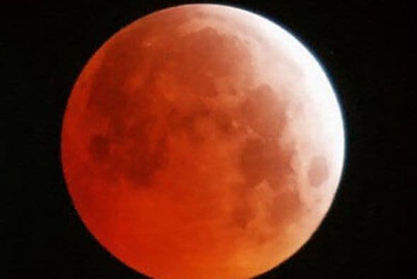 ¡La Luna se tiñe de sangre y mucha gente se asusta! ¿Señal del fin del mundo? ¡Nada de eso! Como verás a continuación no hay nada que temer. Al contrario, se trata de un hermoso espectáculo que ocurre porque la Tierra se interpone entre el Sol y la Luna proyectando su sombra sobre ésta, un evento que ha ocurrido durante siglos, y no ha indicado el fin del mundo ni nada por el estilo.
