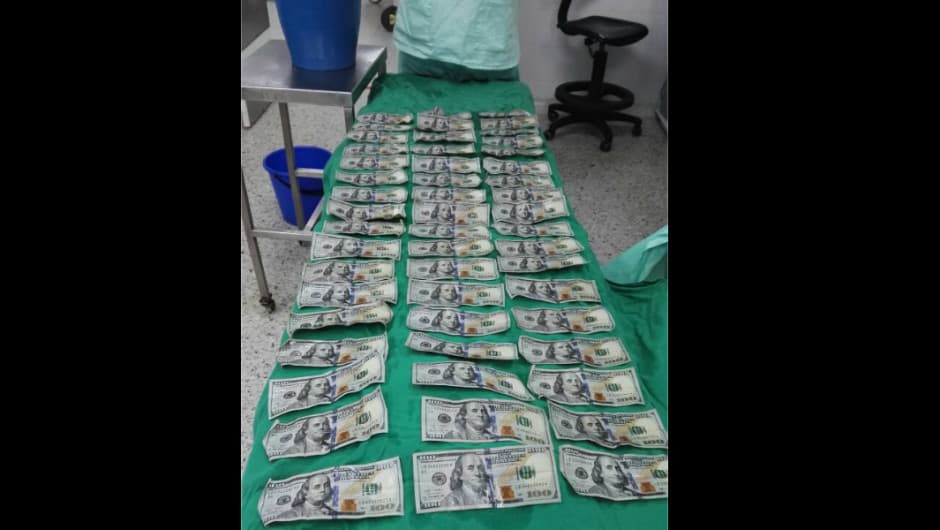 Una mujer se traga entre 7,000 y 9,000 dólares en billetes de 100 por una pelea con su pareja