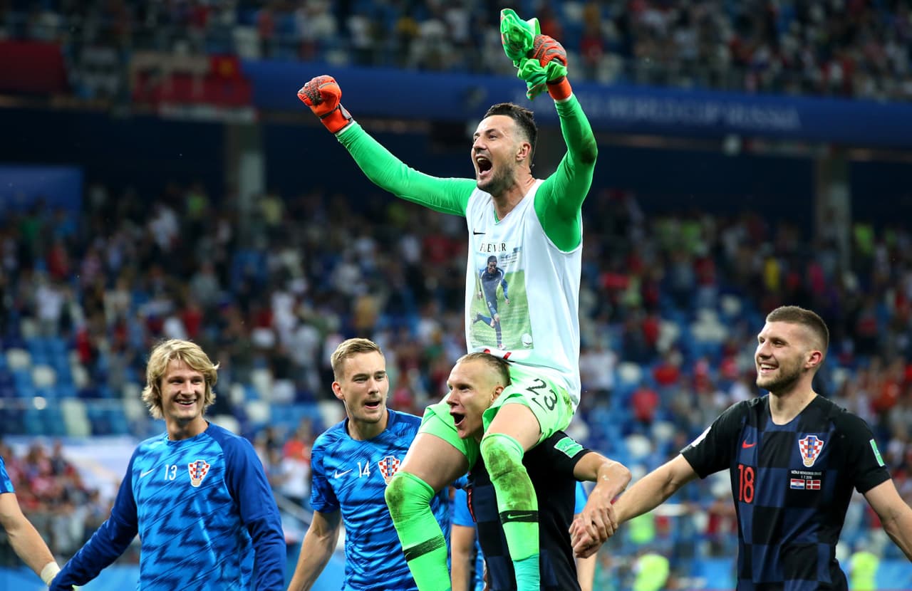 Subasic es llevado en hombros por su compañero Domagoj Vida luego de la clasificación sobre Dinamarca.