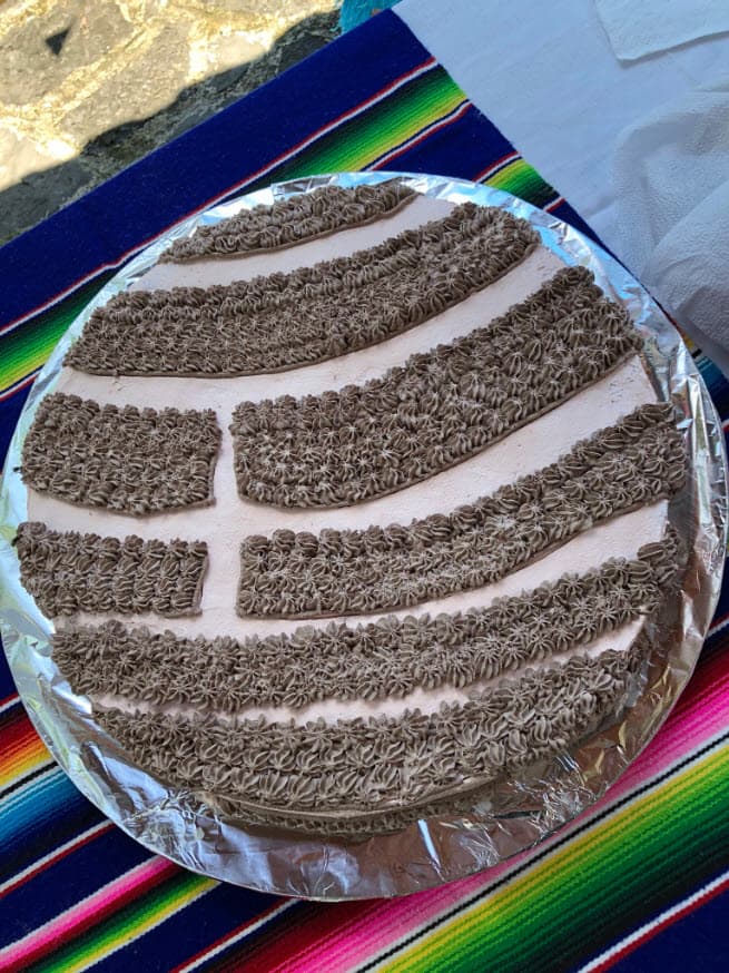 El pequeño cautivó miles de corazones con su disfraz y su pastel en forma de este bizcocho mexicano.